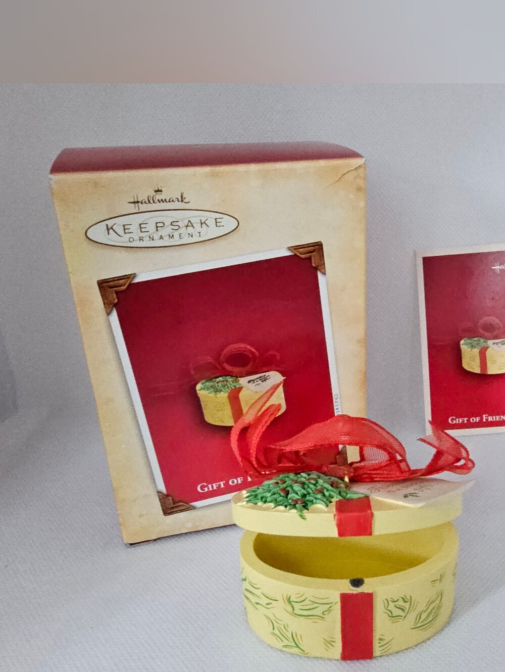 New 2004 Hallmark Ornament special Gift OF FRIENDSHIP Trinket Box Christmas Lid